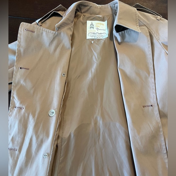 London Fog Maincoats Trench Coat. Tan, Size 10 Petite. Very Good Condition - Picture 11 of 12